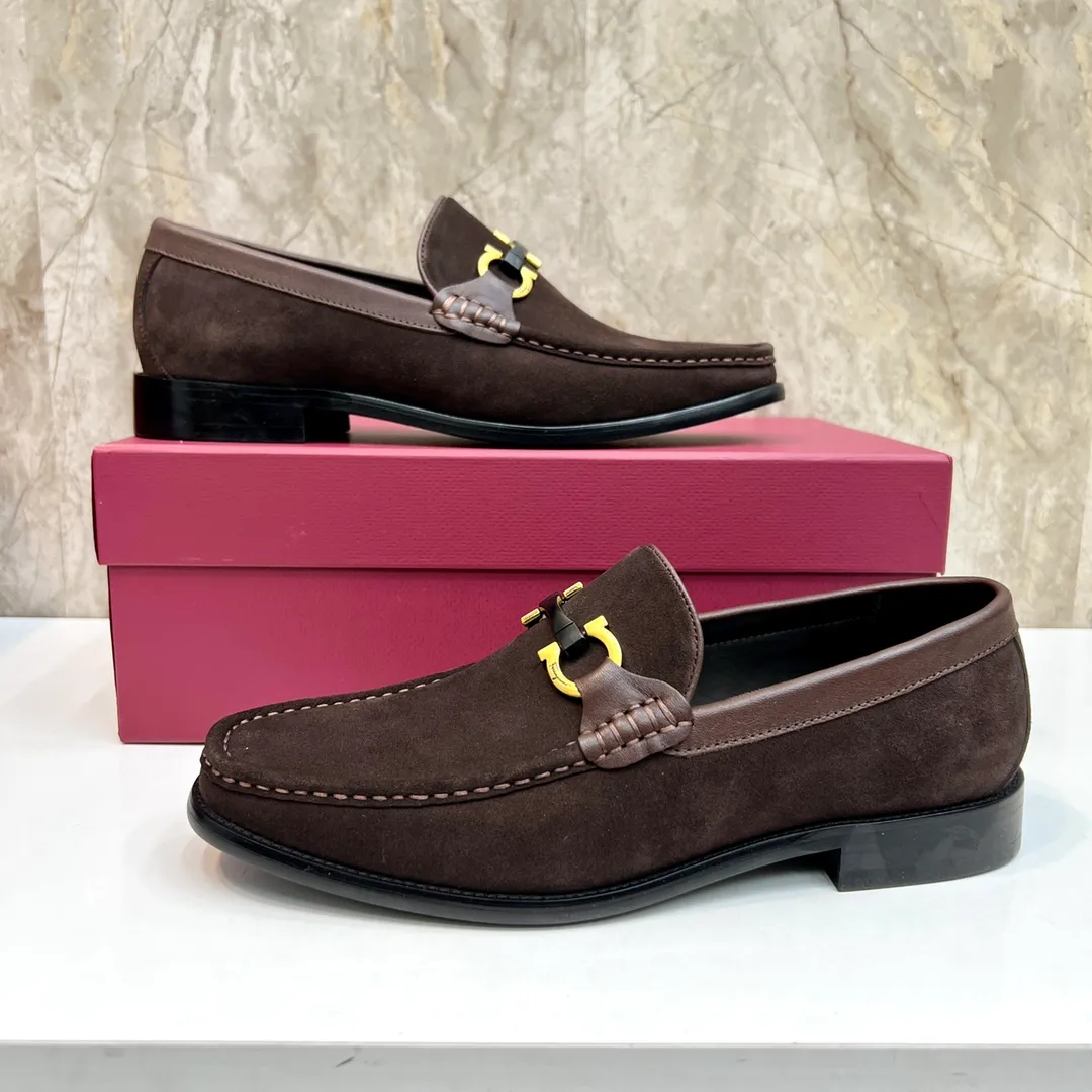 Original quality P580 Brand: Ferragamo Standard size: Men's size 38/44 (45 can be customized) Grade: Same style as the official website High-quality men's shoes Material: Customized first-layer calfskin with water-dyed cowhide lining Cowhide tiptoe Original non-slip and wear-resistant rubber outsole Style category: Men's formal business leather shoes Young and fashionable European and American trends British style Casual matching Comfortable feet Color: Actual picture